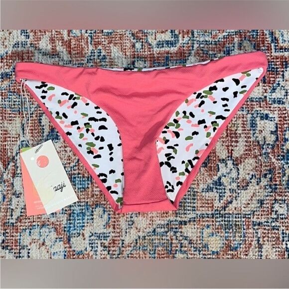 Maaji NWT Lipstick Rose Reversible Splendour Mid Rise
Bikini Bottoms Size M - Picture 6 of 10